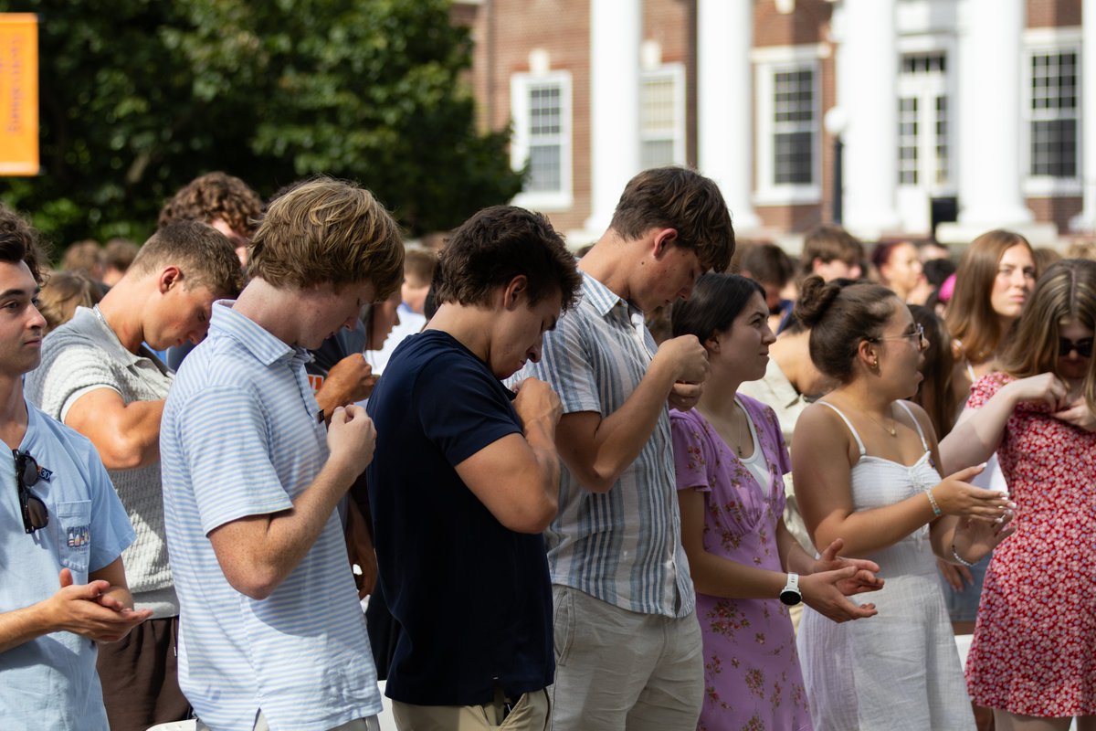 gettysburg's tweet photo. A Gettysburg tradition for generations, Convocation welcomes our newest Gettysburgians into the academic community and marks the beginning of a collegiate adventure.
Hereβs to our newest Gettysburgians as they ask big questions, think deeply, make an impact and #DoGreatWork! π§‘π https://t.co/iwJWCu2MYu