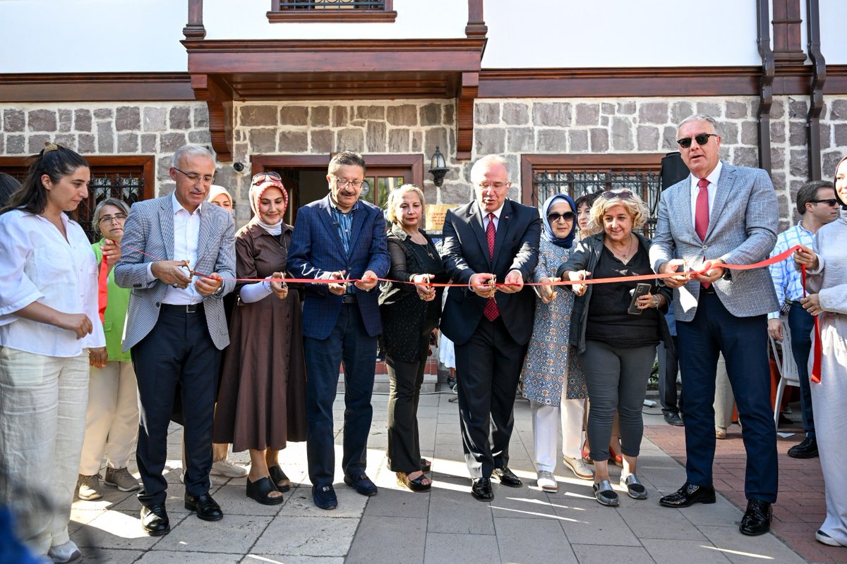 DrVeyselTiryaki's tweet photo. 23 Ağustos’a kadar devam edecek Hamamönü Sanat Festivalimizin açılışını gerçekleştirdik. 🎨

Festivalimizin açılışını; Hacettepe Üniversitesi Rektörümüz Sayın Prof. Dr. Mehmet Cahit Güran, Altındağ Kaymakamımız Sayın Bülent Bayraktar, birbirinden kıymetli hocalarımız ve  sanatçılarımızın katılımıyla gerçekleştirmekten büyük bir memnuniyet duyduk.

Geleneksel sanatlarımızın yaşatıldığı Hamamönü’nde; tezhipten ebruya, çiniden minyatüre, ahşap oymadan kaligrafiye uzanan birbirinden değerli sanat dallarını Ankaralılarla buluşturuyoruz.

Özenle yenilediğimiz sanat atölyelerimizi, sanatımızın usta ellerine emanet ettik. Çünkü inanıyoruz ki; sanat yaşadıkça geleneklerimiz, geleneklerimiz yaşadıkça kültürel hafızamız güçlenir.

Ankara’nın tarihine, kültürüne ve sanatına açılan en önemli kapılardan biri olan Hamamönü’nde, geçmişin zarafetini geleceğin sanatçılarıyla buluşturmaya devam edeceğiz.
