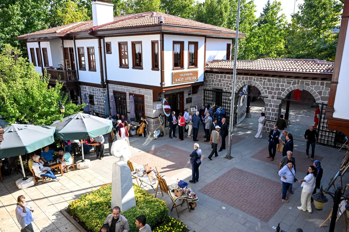DrVeyselTiryaki's tweet photo. 23 Ağustos’a kadar devam edecek Hamamönü Sanat Festivalimizin açılışını gerçekleştirdik. 🎨

Festivalimizin açılışını; Hacettepe Üniversitesi Rektörümüz Sayın Prof. Dr. Mehmet Cahit Güran, Altındağ Kaymakamımız Sayın Bülent Bayraktar, birbirinden kıymetli hocalarımız ve  sanatçılarımızın katılımıyla gerçekleştirmekten büyük bir memnuniyet duyduk.

Geleneksel sanatlarımızın yaşatıldığı Hamamönü’nde; tezhipten ebruya, çiniden minyatüre, ahşap oymadan kaligrafiye uzanan birbirinden değerli sanat dallarını Ankaralılarla buluşturuyoruz.

Özenle yenilediğimiz sanat atölyelerimizi, sanatımızın usta ellerine emanet ettik. Çünkü inanıyoruz ki; sanat yaşadıkça geleneklerimiz, geleneklerimiz yaşadıkça kültürel hafızamız güçlenir.

Ankara’nın tarihine, kültürüne ve sanatına açılan en önemli kapılardan biri olan Hamamönü’nde, geçmişin zarafetini geleceğin sanatçılarıyla buluşturmaya devam edeceğiz.