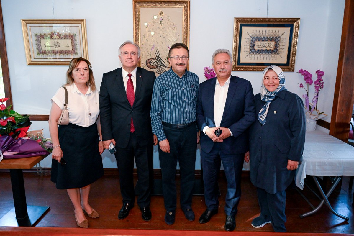 DrVeyselTiryaki's tweet photo. 23 Ağustos’a kadar devam edecek Hamamönü Sanat Festivalimizin açılışını gerçekleştirdik. 🎨

Festivalimizin açılışını; Hacettepe Üniversitesi Rektörümüz Sayın Prof. Dr. Mehmet Cahit Güran, Altındağ Kaymakamımız Sayın Bülent Bayraktar, birbirinden kıymetli hocalarımız ve  sanatçılarımızın katılımıyla gerçekleştirmekten büyük bir memnuniyet duyduk.

Geleneksel sanatlarımızın yaşatıldığı Hamamönü’nde; tezhipten ebruya, çiniden minyatüre, ahşap oymadan kaligrafiye uzanan birbirinden değerli sanat dallarını Ankaralılarla buluşturuyoruz.

Özenle yenilediğimiz sanat atölyelerimizi, sanatımızın usta ellerine emanet ettik. Çünkü inanıyoruz ki; sanat yaşadıkça geleneklerimiz, geleneklerimiz yaşadıkça kültürel hafızamız güçlenir.

Ankara’nın tarihine, kültürüne ve sanatına açılan en önemli kapılardan biri olan Hamamönü’nde, geçmişin zarafetini geleceğin sanatçılarıyla buluşturmaya devam edeceğiz.