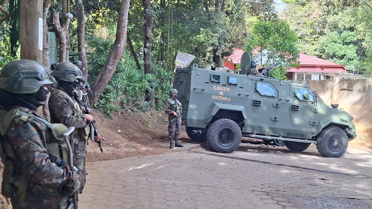 Ejercito_GT's tweet photo. 🚨 RESULTADOS PRELIMINARES DE OPERACIÓN EN SAN LUCAS 🚨

Unidades del Ejército de Guatemala, en coordinación con la @PNCdeGuatemala y @MPguatemala, finalizaron el conteo de indicios localizados en un terreno baldío en el municipio de #SanLucas, #Sacatepéquez, como parte de las acciones de seguridad orientadas a prevenir hechos ilícitos y contribuir al mantenimiento del orden.

Como resultado, se localizó:

● 2 carabinas
● 3 pistolas
● 1 cargador para carabina
● 8 cargadores para pistola
● Q 10,011 en efectivo
● US$ 1,245 en efectivo
● 1 dron
● 1 pica para abrir puertas
● 1 mochila
● 11 placas de vehículos
● 1 sobre de la SAT con placas

Los indicios fueron puestos a disposición de las autoridades competentes, para las diligencias correspondientes.

#EjércitoGT
#AlPuebloDignoSeLeResponde