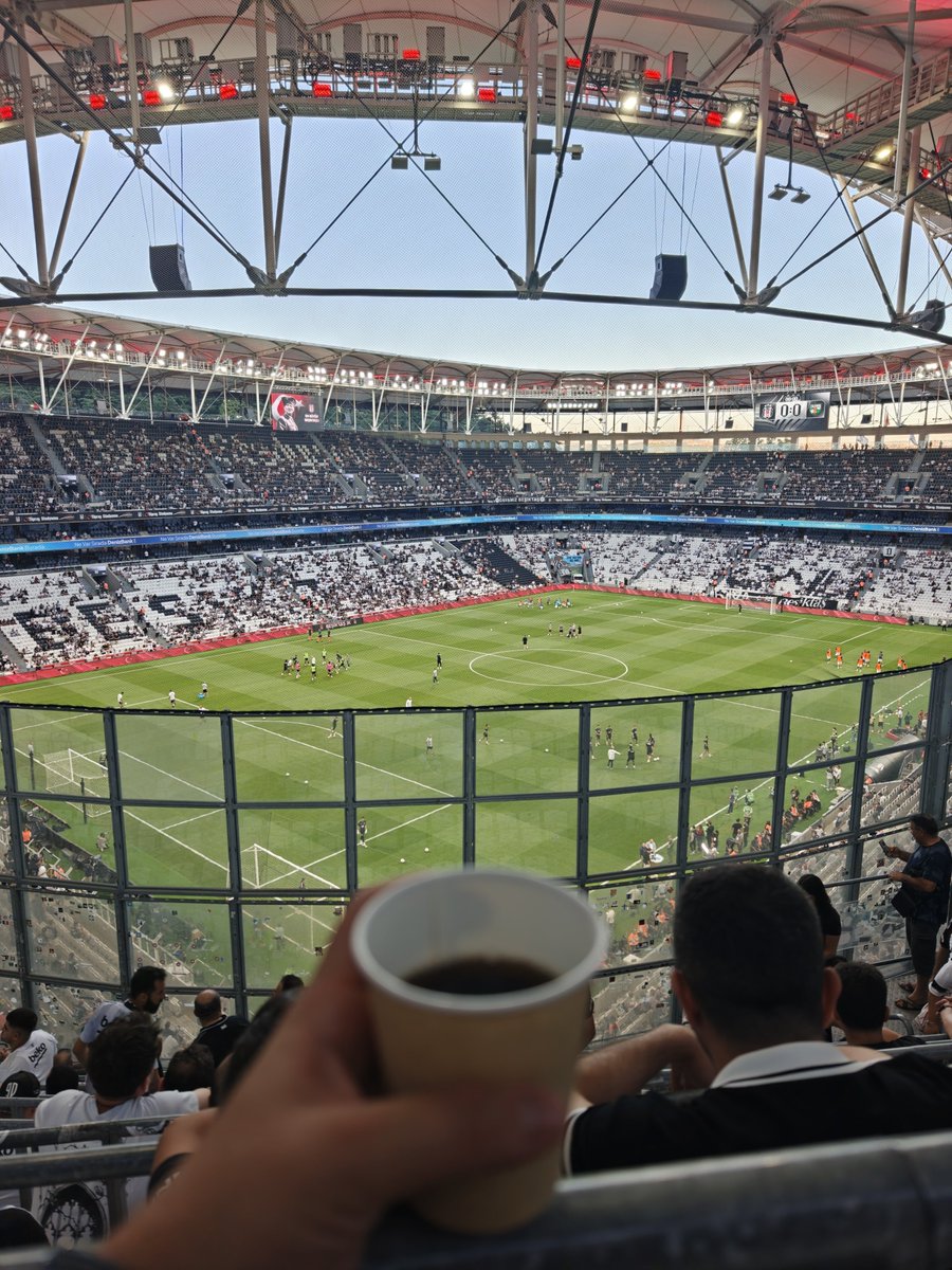 ugurakin58's tweet photo. Bugün çay içtiğimiz manzara çok güzel 😎
#beşiktaş https://t.co/qIMtALuESC
