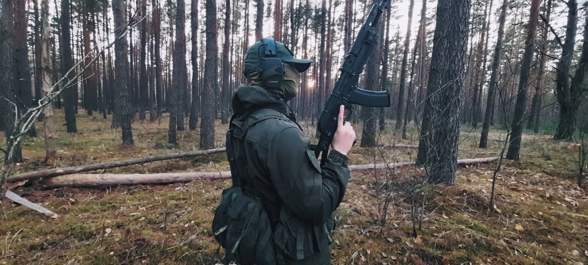 afganskyi's tweet photo. А все началось с того, что мой очень хороший знакомый (и лучший друг) подарил мне оружейный ремень. И я подумал «ремень есть, остался автомат» и купил Cyma CM.040. И только спустя 3 года после всего этого я решил попробовал страйкбол, просто потому что у меня был привод. https://t.co/G0uXQ2AmNg