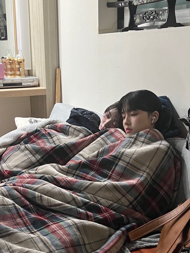 stayclectic's tweet photo. this blanket is the 7th member of stayc at this point https://t.co/XCtPuvQGe1