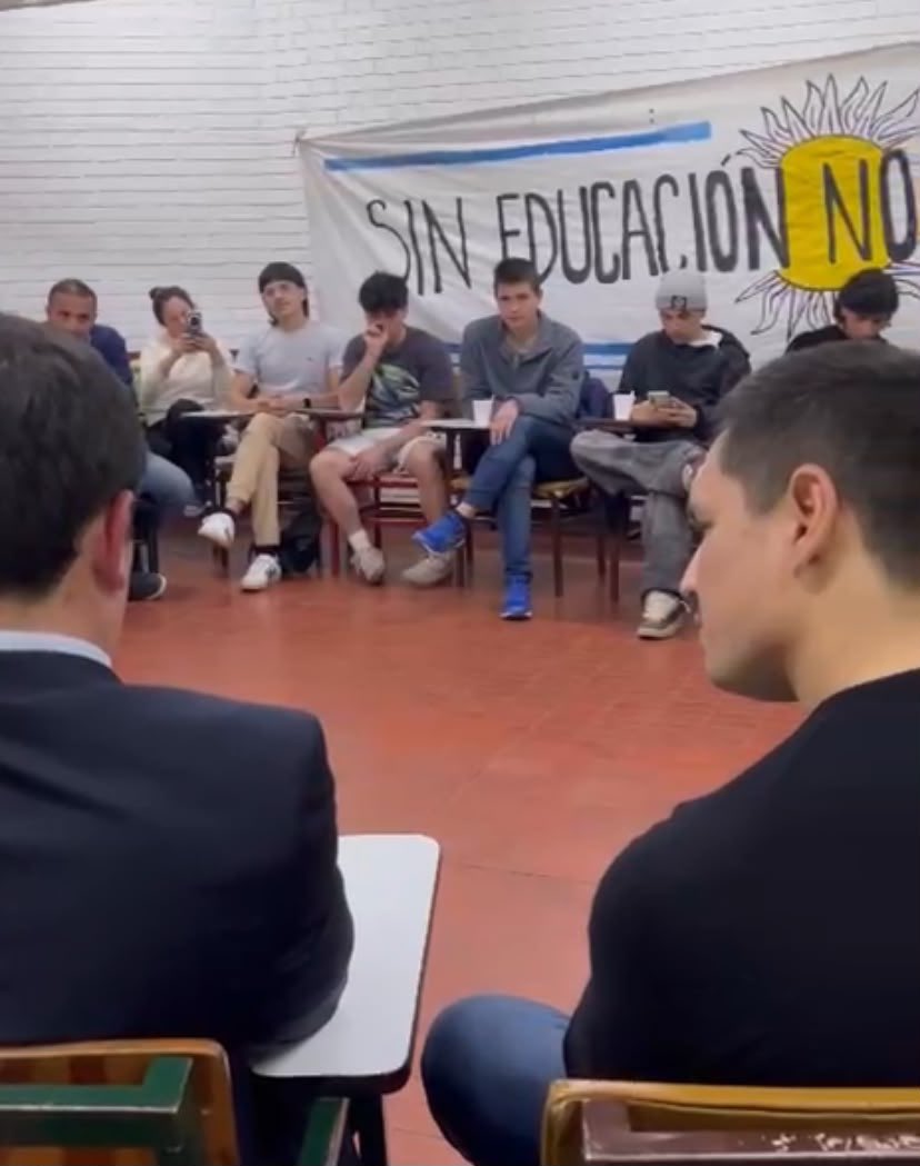 TinchoEGonzalez's tweet photo. Compartimos un encuentro con estudiantes de la Licenciatura en Ciencia Política y Administración Pública de la FCPyS, donde conversamos sobre el trabajo cotidiano en el Concejo Deliberante y los desafíos de la gestión municipal.

Hablamos de políticas públicas, ordenanzas, presupuesto, trabajo territorial y, sobre todo, de la importancia de escuchar a la comunidad para construir respuestas concretas.

También compartimos nuestra experiencia y el trabajo que hacemos desde nuestros equipos.

Gracias por la invitación, por las preguntas y por el intercambio.💚