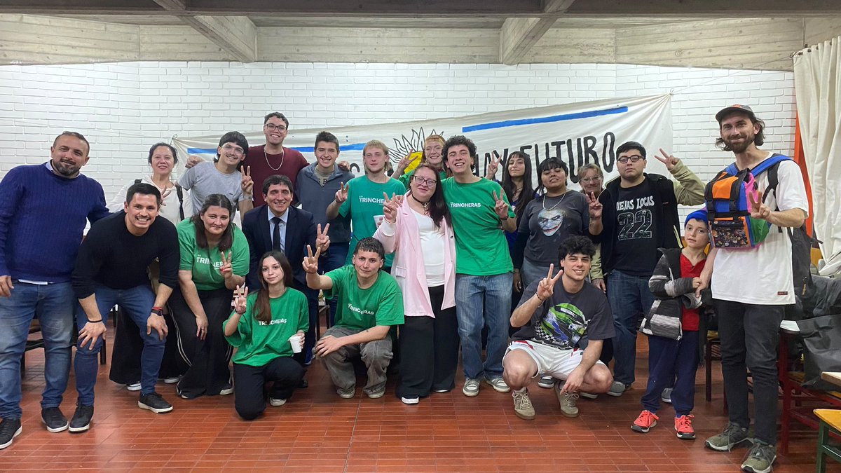 TinchoEGonzalez's tweet photo. Compartimos un encuentro con estudiantes de la Licenciatura en Ciencia Política y Administración Pública de la FCPyS, donde conversamos sobre el trabajo cotidiano en el Concejo Deliberante y los desafíos de la gestión municipal.

Hablamos de políticas públicas, ordenanzas, presupuesto, trabajo territorial y, sobre todo, de la importancia de escuchar a la comunidad para construir respuestas concretas.

También compartimos nuestra experiencia y el trabajo que hacemos desde nuestros equipos.

Gracias por la invitación, por las preguntas y por el intercambio.💚