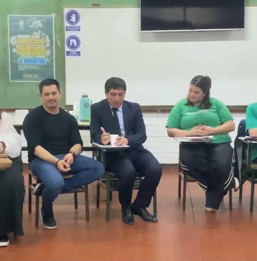 TinchoEGonzalez's tweet photo. Compartimos un encuentro con estudiantes de la Licenciatura en Ciencia Política y Administración Pública de la FCPyS, donde conversamos sobre el trabajo cotidiano en el Concejo Deliberante y los desafíos de la gestión municipal.

Hablamos de políticas públicas, ordenanzas, presupuesto, trabajo territorial y, sobre todo, de la importancia de escuchar a la comunidad para construir respuestas concretas.

También compartimos nuestra experiencia y el trabajo que hacemos desde nuestros equipos.

Gracias por la invitación, por las preguntas y por el intercambio.💚