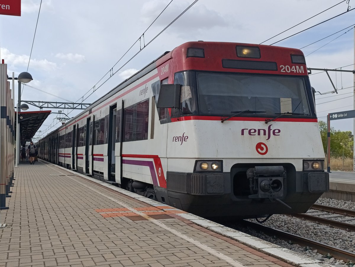 giorgiotrains's tweet photo. Las 446-150 y 446-102 han sido las encargadas de hacer hoy algunos Chamartin - Aranjuez y viceversa por la línea C3 de @CercaniasMadrid 

Todo un lujo ver a estos cacharros por una línea que pisan poco, sobretodo la serie alta.

Fotos propias.

20/8/2026

@Renfe https://t.co/YQEbcVwbMv