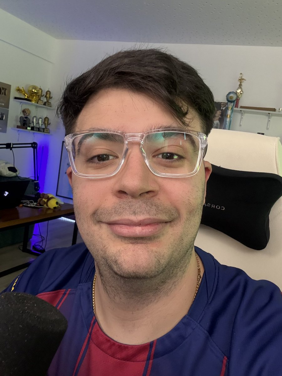 TouchlineX's tweet photo. 🚨 𝗡𝗘𝗪: Argentine streamer La Cobra SHAVED OFF HIS BEARD after losing a bet, as Julián Álvarez will not join Barcelona this summer. https://t.co/yTVAZxSx7l