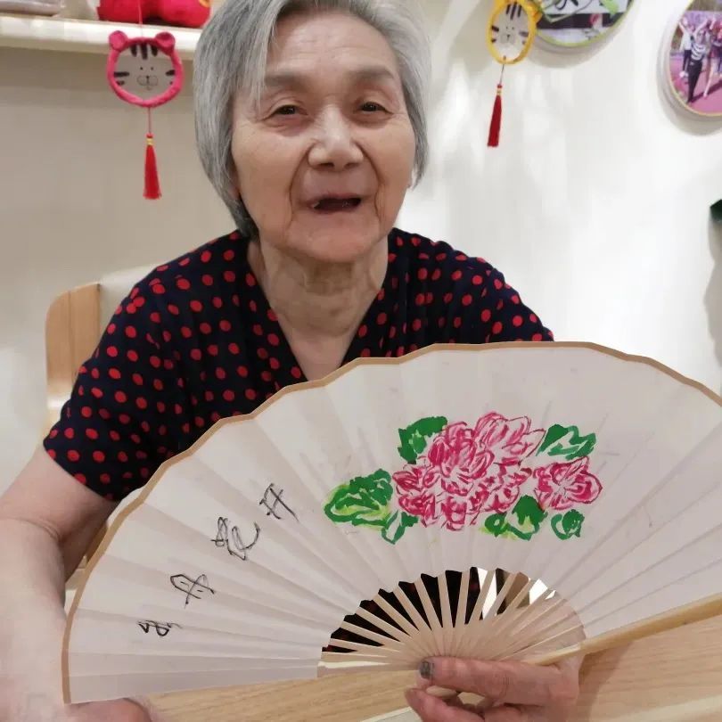 righteous1959's tweet photo. Bumped into a cute old couple selling hand-painted fans by the subway, their smiles brighter than the afternoon sun. https://t.co/ng4nsUFgrm