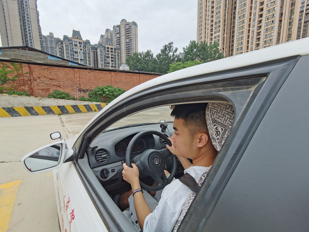 RaeSuemaxwell52's tweet photo. Finally passed my driving test today! Sweated through parallel parking 100 times this week but all that practice paid off  Feeling ready to hit the road (even if it’s just to grab milk first)。 https://t.co/4mritXHbrR