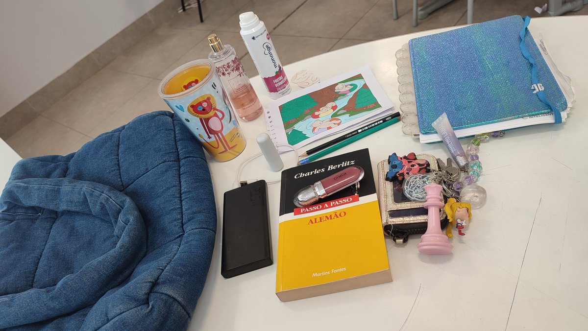 autrecyntia's tweet photo. as crianças tiraram tudo de dentro da minha bolsa https://t.co/EI5qlwGdhO