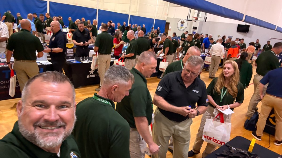 FBINAAQuantico's tweet photo. Session 299 has been busy these past two weeks! New Member Expo, Capitol Tour, Pentagon Tour and 5.11 Steak Night are just a few of the experiences keeping our students on the go and making memories along the way! ποΈπ₯©#Session299 #FBINAA https://t.co/GGe2KOQ3Cd