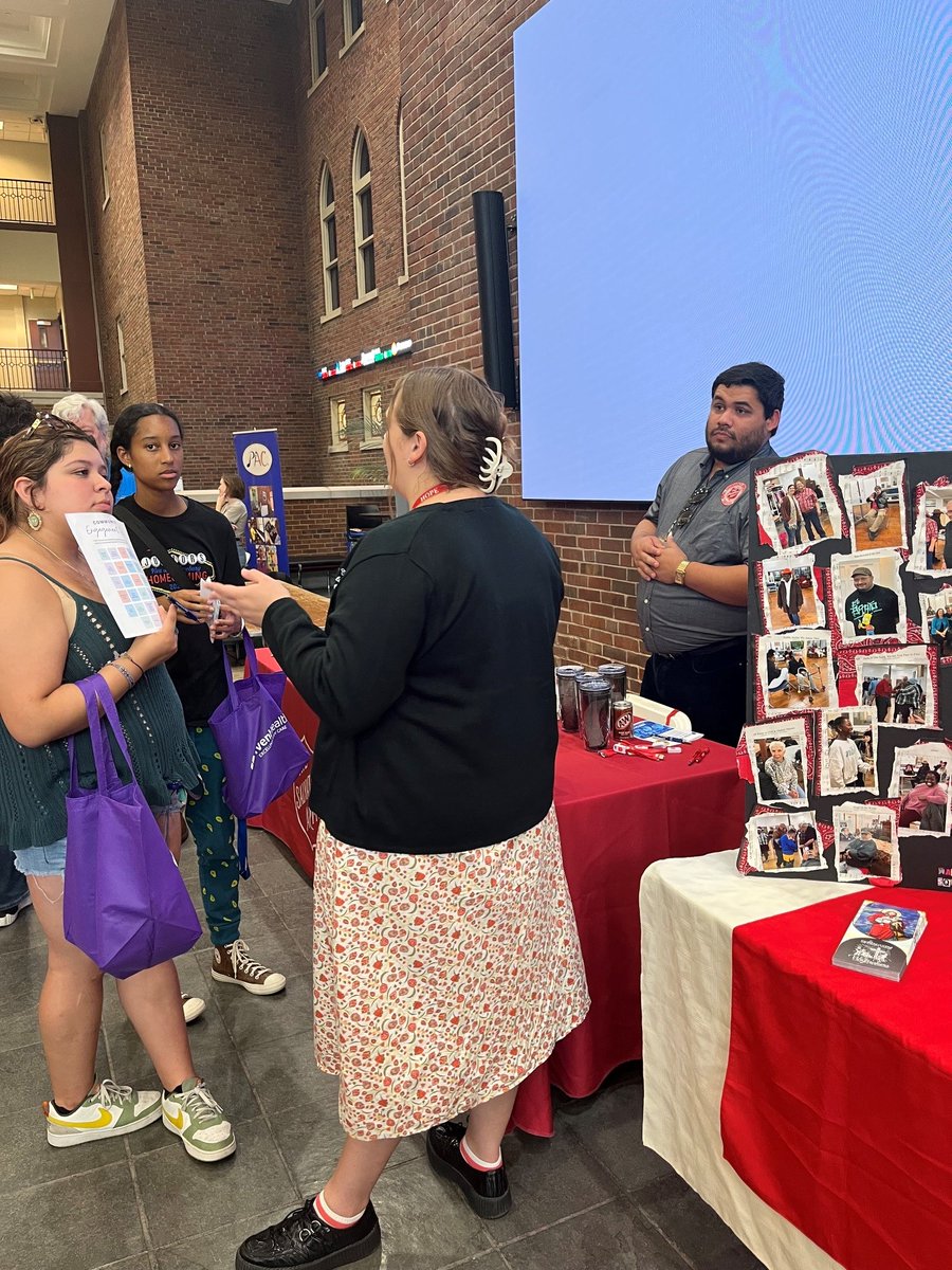 SalArmySTL's tweet photo. We were excited to visit with 100+ students this week during the SLU Community Engagement Fair! We look forward to working with SLU students and connecting them with our  volunteer opportunities in the St. Louis area. Thank you to @SLU_Official, and their service-minded students! https://t.co/iQY7En2yDP
