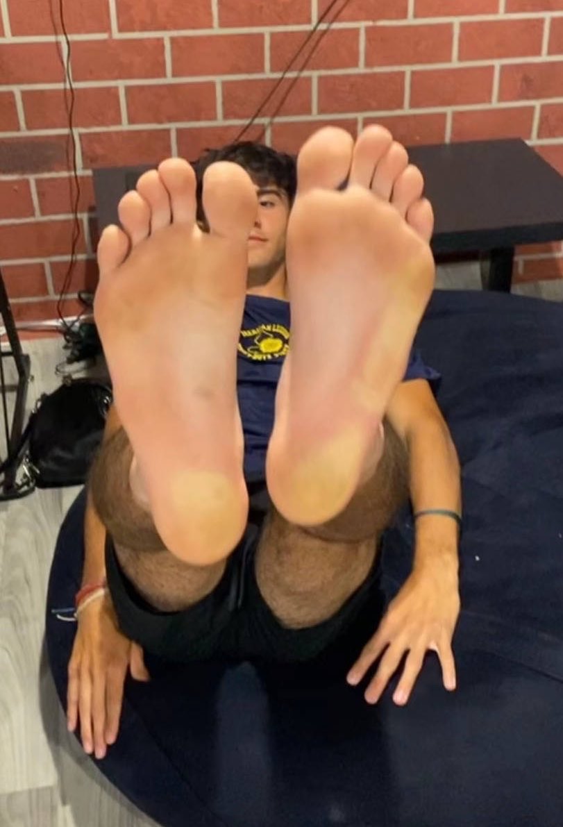 MaleFeetHub's tweet photo. My sister’s boyfriend’s size 11 feet https://t.co/ze4jOTNzLz