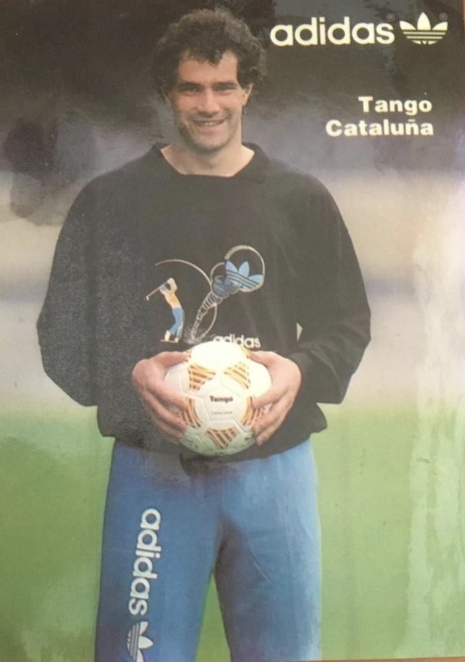 Marcador_Retro's tweet photo. 📺 PUBLICIDAD RETRO

Andoni Zubizarreta, uno de los grandes porteros españoles de los 80, como imagen de Adidas junto al mítico balón Tango. ⚽️

Una pequeña pieza que nos lleva de vuelta a aquella época dorada de nuestro  fútbol

#MarcadorRetro #Zubizarreta #Adidas #Tango https://t.co/wkw21Dcopl