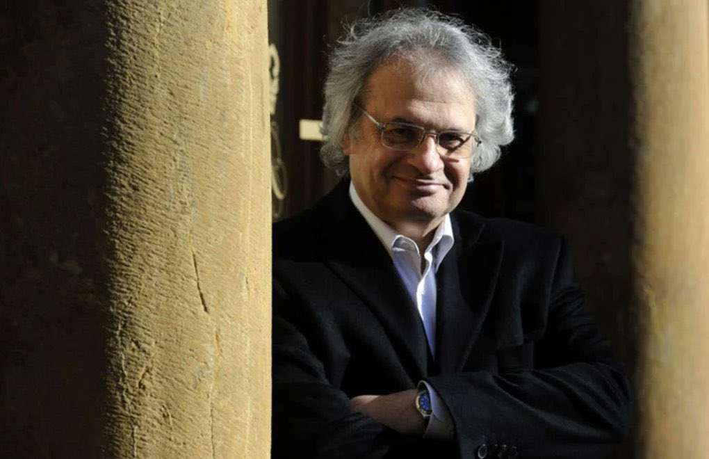 miandji's tweet photo. Amin Maalouf, Orta Doğu insanını şöyle tanımlar "Her şeye üzülen ama, hiçbir şeyle ilgilenmeyen insanlar." Şikayet eden bir insanın çözüm aradığını sanırsınız değil mi? Hayır, bizde şikayet çözüm için değil, söylenmek içindir. Elli yıl aynı şeyi anlatır, geldiği gibi de gider. https://t.co/m3ODoLrkdM