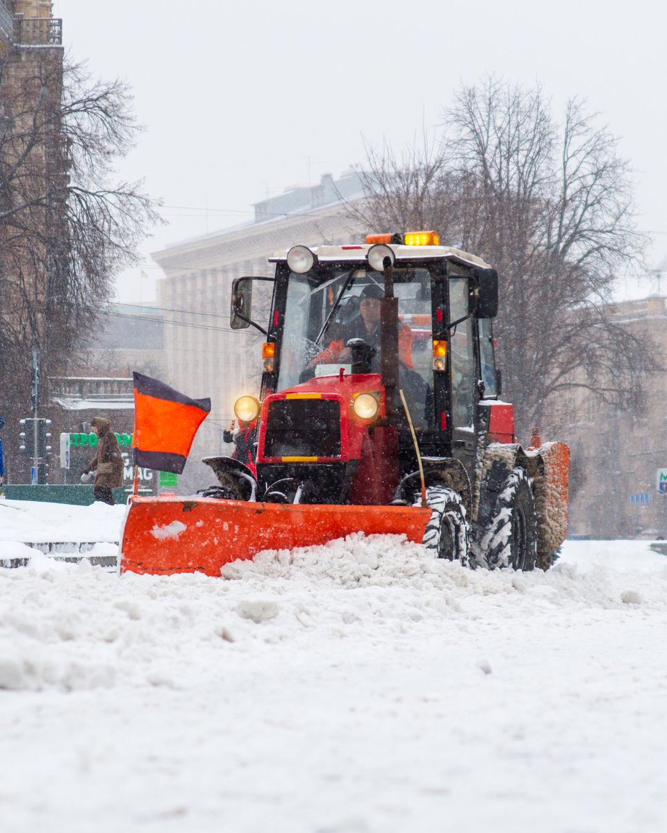 Weather_INS's tweet photo. Winter risk cuts both ways: 
Too much snow → overtime, fuel, delays. 
Too little snow → soft ticket sales, quiet parking lots. 
If one weird season could bend your budget, it’s time to put real numbers around “too much” and “too little” snow — not just hope the averages hold. https://t.co/OqAqkzewe8