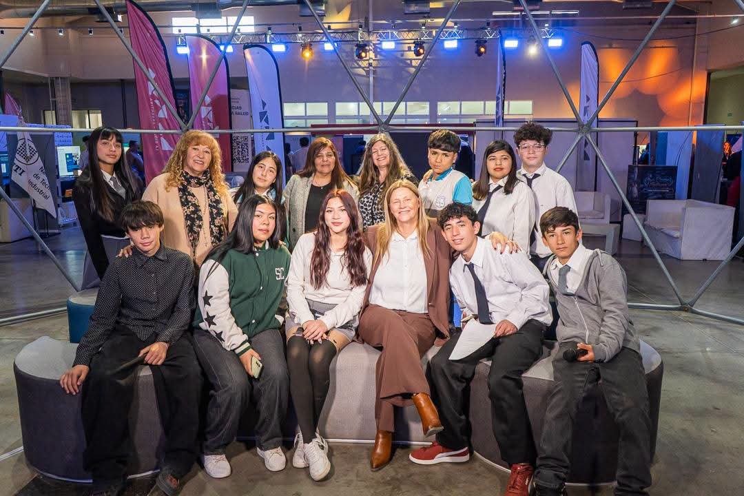 riojavip_'s tweet photo. LOS JÓVENES RIOJANOS ELIGEN A @GabyPedrali ❤️🫶

EXPO RIOJA FUTURA: IDEAS, TALENTO Y CONOCIMIENTO RIOJANO QUE SE TRANSFORMAN EN OPORTUNIDADES

@QuintelaRicardo @GobDeLaRioja https://t.co/9Vx7UNevVj