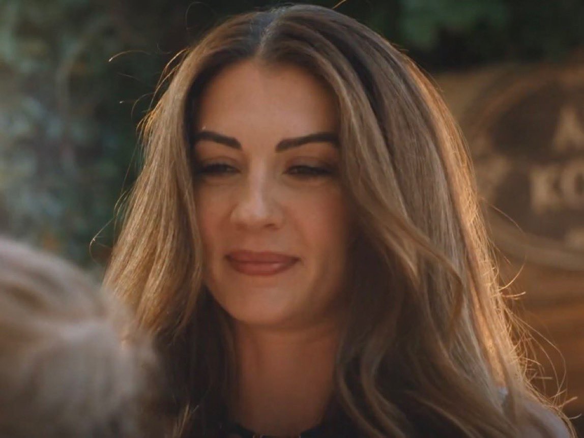 nvx1ii's tweet photo. pretty pretty prettyyy 🌸
#burcuözberk #anneyarısı https://t.co/A9eCJxPYOf