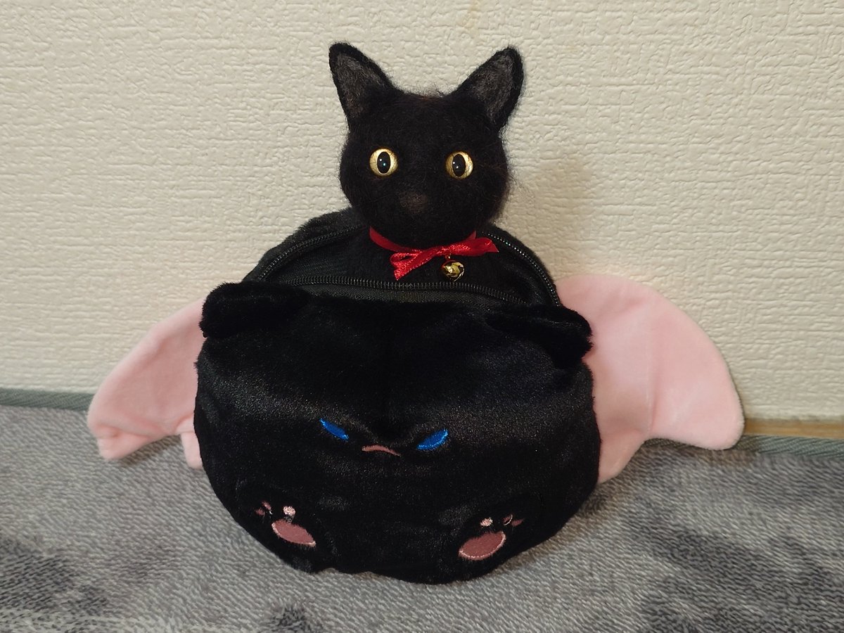 ODoraneko's tweet photo. はじめて羊毛フェルトに
挑戦しました。

大好きなあんずちゃん。

初挑戦なので
顔と上半身と首輪だけですが、
ダイソーの猫ちゃんの袋のおかげで
(未完の部分を誤魔化すという意味で)
何とか完成させられました。

今後もっとクオリティを
上げていきたいです。

#猫　#黒猫　#羊毛フェルト https://t.co/vFyTlJjfbi