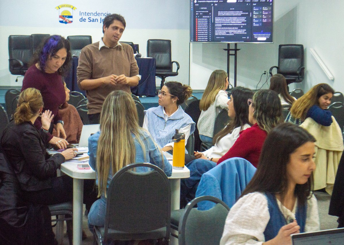 mercociudades's tweet photo. En la capacitación de Mercociudades en Formulación de Proyectos abordamos la Inteligencia Artificial y la Igualdad de Género en proyectos. 

Con el apoyo de referentes de las universidades nacionales de Quilmes y de Córdoba de Argentina. 
@unc_cordoba @UNQoficial https://t.co/dLufyvqCrM