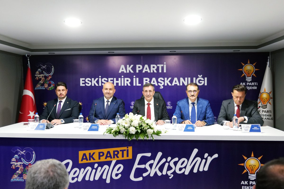 GurhanAlbayrak's tweet photo. Cumhurbaşkanı Yardımcımız Sayın Cevdet Yılmaz’ı; Milletvekillerimiz Fatih Dönmez, İdris Nebi Hatipoğlu, belediye başkanlarımız, ilçe başkanlarımız ve kıymetli teşkilâtımızla birlikte il başkanlığımızda ağırladık.

​Görüşmemizde şehrimize değer katacak yatırımları ve Eskişehir’imizin geleceği için planladığımız projeleri kapsamlı bir şekilde istişare etme fırsatı bulduk.

​Teşrifleriyle bizleri onurlandıran Sayın Cumhurbaşkanı Yardımcımıza şükranlarımı sunuyorum.