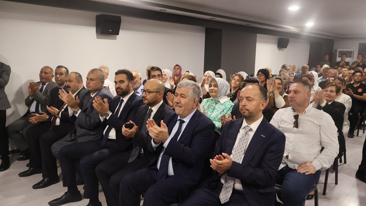 GurhanAlbayrak's tweet photo. Cumhurbaşkanı Yardımcımız Sayın Cevdet Yılmaz’ı; Milletvekillerimiz Fatih Dönmez, İdris Nebi Hatipoğlu, belediye başkanlarımız, ilçe başkanlarımız ve kıymetli teşkilâtımızla birlikte il başkanlığımızda ağırladık.

​Görüşmemizde şehrimize değer katacak yatırımları ve Eskişehir’imizin geleceği için planladığımız projeleri kapsamlı bir şekilde istişare etme fırsatı bulduk.

​Teşrifleriyle bizleri onurlandıran Sayın Cumhurbaşkanı Yardımcımıza şükranlarımı sunuyorum.