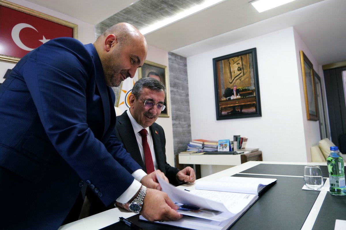GurhanAlbayrak's tweet photo. Cumhurbaşkanı Yardımcımız Sayın Cevdet Yılmaz’ı; Milletvekillerimiz Fatih Dönmez, İdris Nebi Hatipoğlu, belediye başkanlarımız, ilçe başkanlarımız ve kıymetli teşkilâtımızla birlikte il başkanlığımızda ağırladık.

​Görüşmemizde şehrimize değer katacak yatırımları ve Eskişehir’imizin geleceği için planladığımız projeleri kapsamlı bir şekilde istişare etme fırsatı bulduk.

​Teşrifleriyle bizleri onurlandıran Sayın Cumhurbaşkanı Yardımcımıza şükranlarımı sunuyorum.