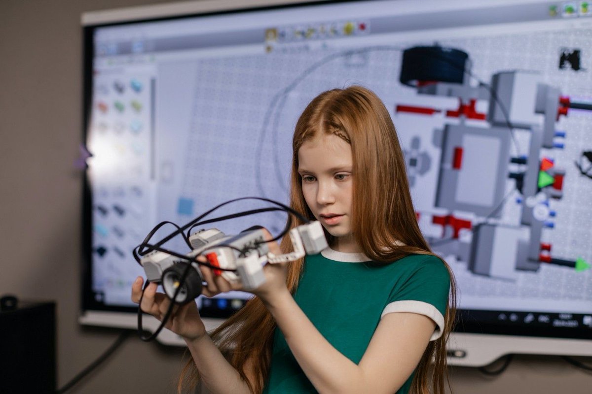 EveryLibrary's tweet photo. "Are you familiar with library makerspaces? 
Since 2001, the maker movement in libraries has dramatically expanded over the years.
Here's how:" https://t.co/CG01tDV07C 
#Library #Libraries #Services #Resources #Makerspaces #MakerMovement #Imagination https://t.co/cKxRslbnJo