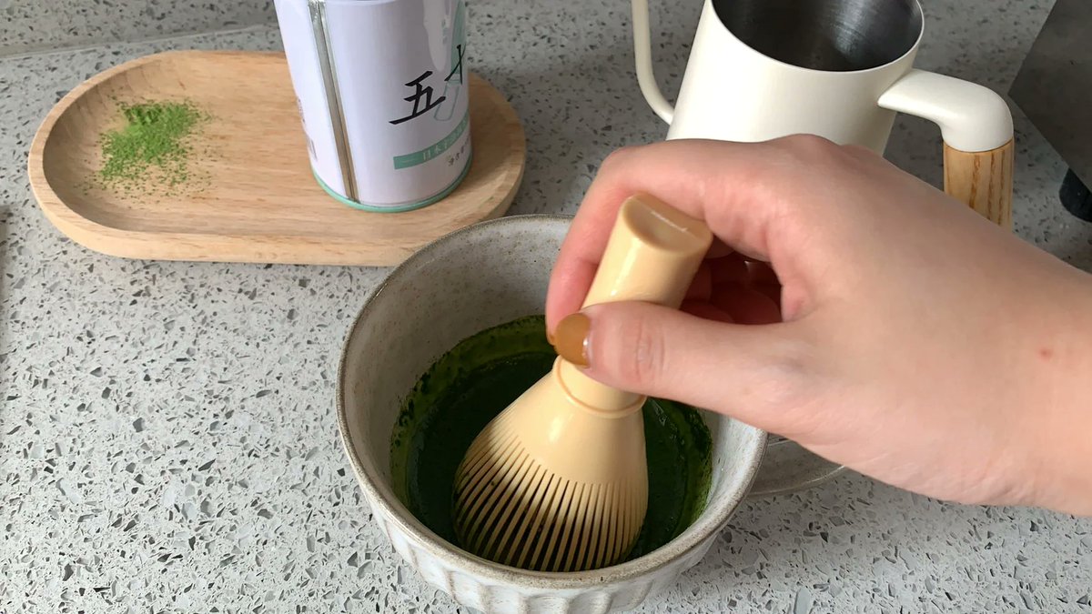 dwjoyce5's tweet photo. Make iced matcha latte in 2 mins! Whisk matcha powder + hot water, pour over ice, add oat milk, stir u0026 sip. No fancy tools needed, perfect weekday pick-me-up.， https://t.co/AeOvp52g01