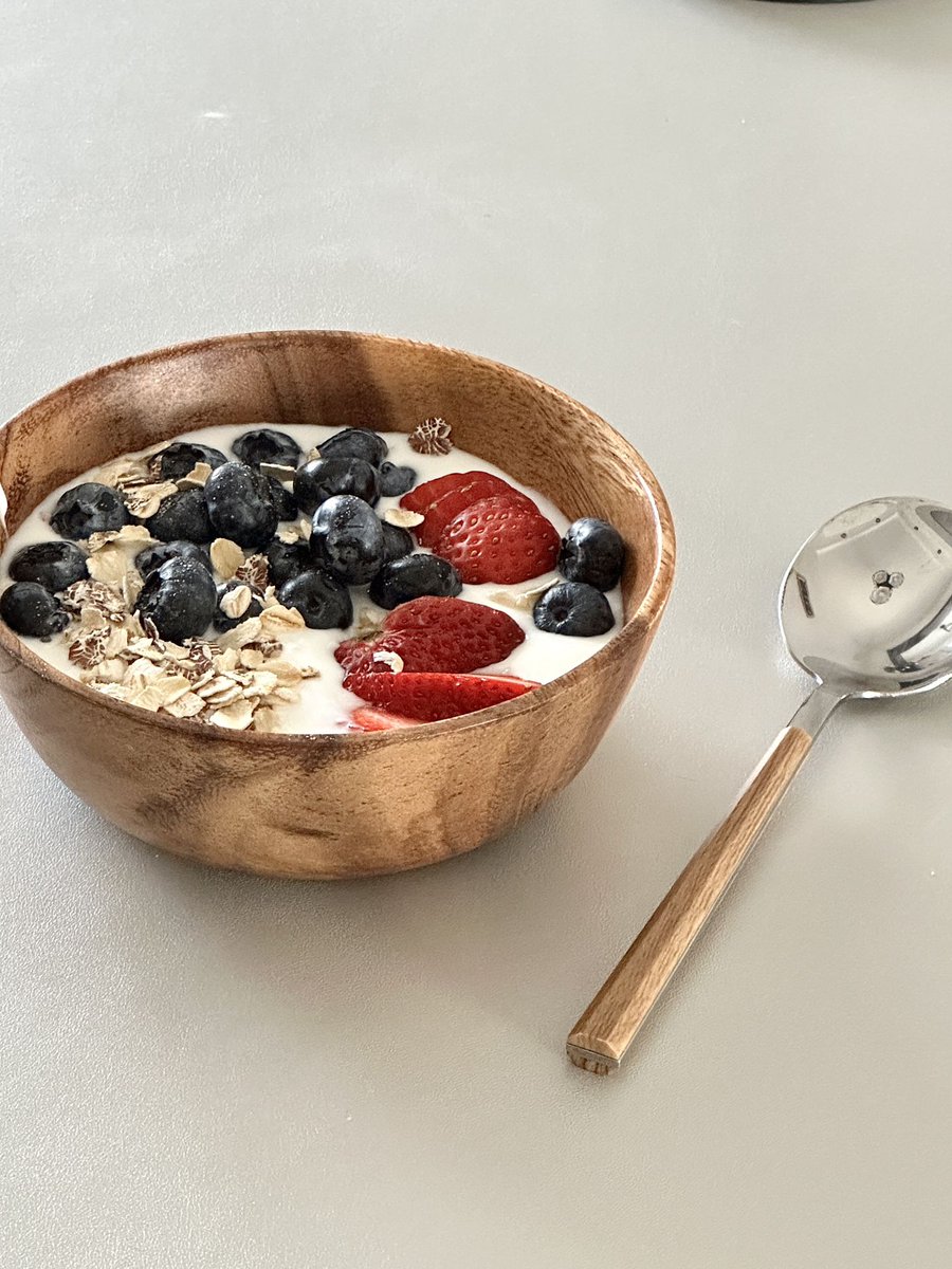 TranHuy78057018's tweet photo. Enjoying a warm bowl of oatmeal with fresh blueberries and a dash of cinnamon for a cozy weekday breakfast ， https://t.co/jHYFNtALYJ