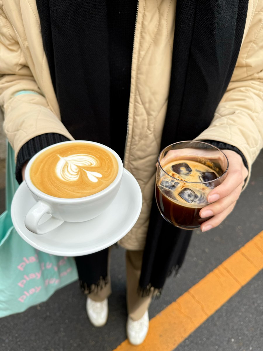 catherine52uo7's tweet photo. Sunny autumn afternoon vibe, perfect for a walk with a warm latte in hand. https://t.co/enXoNpkNmR