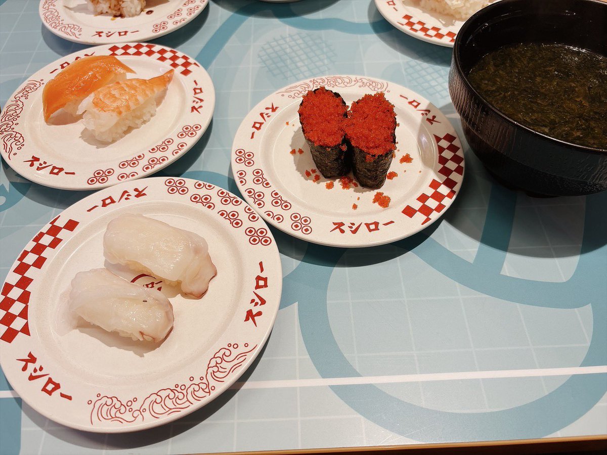7767_jw's tweet photo. 家に帰ったらケーキがあった😳
今日(というか昨日)はピューロでも、その後夜ご飯にお寿司も食べて、いっぱい贅沢したからちょっとお腹休ませたかったけど、さすがに食べるよね😏
期限的なのもあるしね。うん。

お祝いメッセージとかギフトとかたくさん送ってくれた方がいて嬉しかったなぁ🥺 https://t.co/LaRIVTBPzt