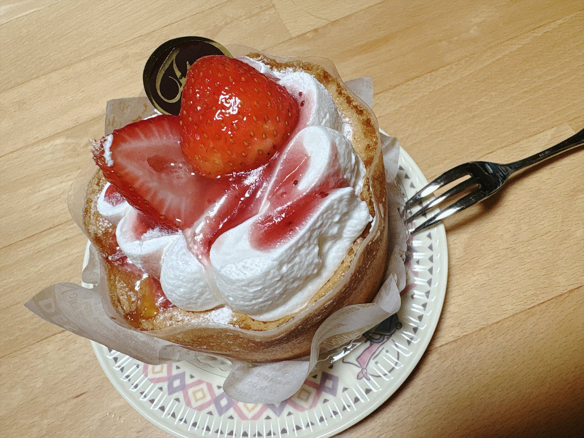 7767_jw's tweet photo. 家に帰ったらケーキがあった😳
今日(というか昨日)はピューロでも、その後夜ご飯にお寿司も食べて、いっぱい贅沢したからちょっとお腹休ませたかったけど、さすがに食べるよね😏
期限的なのもあるしね。うん。

お祝いメッセージとかギフトとかたくさん送ってくれた方がいて嬉しかったなぁ🥺 https://t.co/LaRIVTBPzt