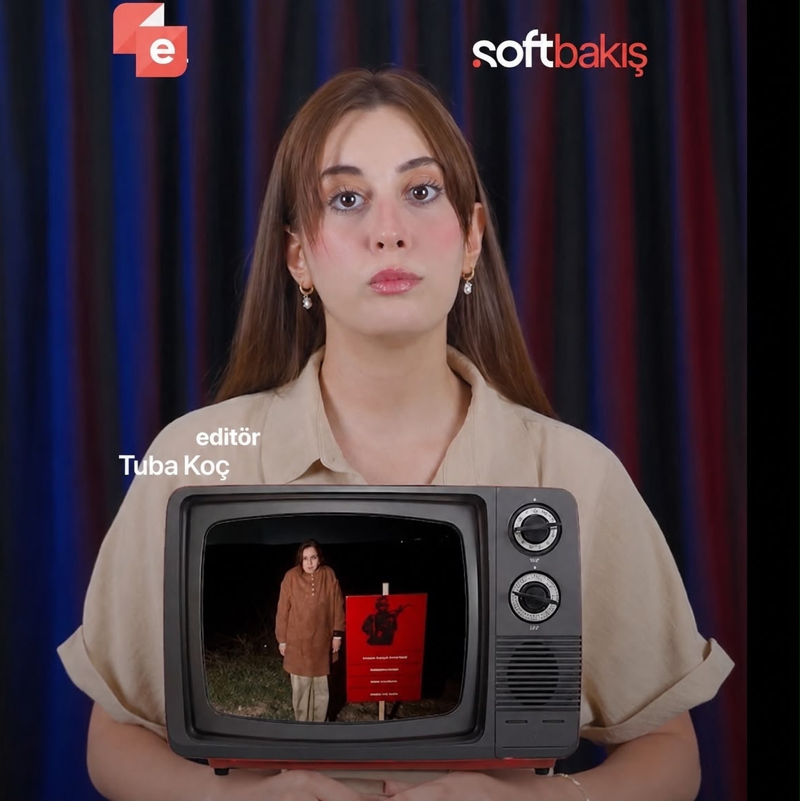sevincozarslan's tweet photo. İletişim Başkanlığı yanılıyor: O fotoğrafta mağdur bir kadın var  #İtirazımızVar

İletişim Başkanlığı'nın örtülü hesaplarından biri, Edirne’de tutuklanan KHK’lı dikiş-nakış öğretmeni Fatma Aşık hakkında bir video hazırlamış. Videoda Tuba Koç isimli genç bir editör konuşuyor. Eline tutuşturulan metni ezberletip genç insanları hukuksuzluğun ve adaletsizliğin ortağı hâline getiriyorlar ya, en çok buna üzülüyorum.  

Tuba Koç’un söyledikleri özetle şu: "Karşınızda mağdur bir kadın görüyorsanız yanılıyorsunuz; çünkü bu kadın 10 yıldır firari, adliye personeline talimat gönderiyor, belgeleri sızdırıyor ve son derece tehlikeli biri…"

“Mağdur bir anne” denilerek insanların yaşananlara başka bir boyuttan bakmasının istendiğini ileri süren Tuba, ardından şu soruyu yöneltiyor:  “Peki sizce bir fotoğraftaki mağduriyet görüntüsü, hakkındaki ağır suçlamaları ve 10 yıllık firarı görmezden gelmek için yeterli mi?”  

Akıl ve vicdan sahibi herkesin bu soruya vereceği cevap bellidir: Evet Tuba, yeter; hem de fazlasıyla. Çünkü yalnızca Avrupa İnsan Hakları Mahkemesinin (AİHM) kararları bile eline tutuşturulan o metindeki iddiaları tek tek çürütmeye yetiyor. 

Meselenin iç yüzünü bilmesem belki ben de videoda anlatılanlara inanabilirdim. Ancak mesele öyle değil.  

Evet, Fatma Aşık hakkında 10 yıldır yakalama kararı bulunduğu doğru. Aşık, 5 Ekim 2016’dan bu yana aranıyor. Onun yerinde olsaydım ben de kaçardım. Çünkü adil yargılanmayacağını bilen bir insanın gizlenmesi ya da ülkesini terk etmeye çalışması, suçluluğunun değil, bazen doğrudan hayatta kalma içgüdüsünün sonucudur.  

Tıpkı Nâzım Hikmet gibi, Sabahattin Ali gibi…

Eğer Türkiye’de hukuk ve adalet olsaydı kimse kaçmaz, kimse yıllarca gizlenmek zorunda kalmazdı. 

 FATMA AŞIK KİMDİR?  

Fatma Aşık, 1982 Hatay doğumlu bir öğretmen. Nevşehir’de Lara Kolejinde öğretmenlik yapmış, KHK ile kapatılan çeşitli derneklerde çalışmış bir kadın. 15 Temmuz’dan kısa bir süre önce Nevşehir Halk Eğitim Merkezine dikiş-nakış öğretmeni olarak atanmış ancak bir gün bile çalışamadan KHK ile ihraç edilmiş. Yaklaşık 7-8 yıl önce eşinden ayrılmış. Çocuğu yok.  

Edirne’de, jandarmanın sınır bölgesinde çekilen, herkesi derinden sarsan o fotoğrafını görünce aklıma ilk gelen soru, neden bunca yıl Türkiye’den ayrılmadığı oldu. Aslında cevabını tahmin ediyordum. Bu süreçte kansere yakalanan anne ve babasını bırakmak istememiş. Babası ona, “Ben ölüp gideceğim, beni bir daha göremezsin” demiş.  

Fatma Aşık, hasta babasını yalnız bırakmamak için yıllarca Türkiye’den ayrılmamış. Şimdi ise bu durum, devletin propaganda videosunda “10 yıllık firar” denilerek başlı başına bir suçmuş gibi sunuluyor.  

İDDİANAMEDEKİ SUÇLAMALAR  

Fatma Aşık ile ayrıldığı eşi M. Aşık aynı dosyada yargılandı. Nevşehir 2. Ağır Ceza Mahkemesi, M. Aşık’a 7 yıl 6 ay hapis cezası verdi. Fatma Aşık ise yakalanamadığı için henüz yargılanıp ceza almış değil. Ancak hakkında ileri sürülen suçlamaları iddianamede okudum.  

Nevşehir Cumhuriyet Başsavcısı Muammer Bircan tarafından hazırlanan iddianameye göre Fatma Aşık; ev hanımlarına ve üniversite öğrencilerine dinî sohbet vermek, bu sohbetlerde Fethullah Gülen’e ait kitapları okutmak ve öğrenci evleriyle ilgilenmekle suçlanıyor.  

Savcılık, bazı tanıkların kullandığı “büyük abla” ve “büyük bölgeci” ifadelerine dayanarak Aşık’ın sohbet gruplarını organize ettiğini, öğrenci evlerinin maddi ihtiyaçlarıyla ilgilendiğini ve bir dönem adliyede çalışan kadınlara dinî sohbet verdiğini iddia ediyor.  

Ancak tanık anlatımlarının önemli bir kısmında “duydum”, “bildiğim kadarıyla” ve “görevini tam olarak bilmiyorum” gibi ifadeler yer alıyor.  

Aşık’ın KHK ile kapatılan Kınalı Eller Derneğine üye olması, bazı özel şirketlerdeki SGK kayıtları ve Bank Asya hesabındaki para hareketleri de suçlama konusu yapılmış. Üstelik dijital materyallerin incelemesi tamamlanmadan iddianame hazırlanmış. Babasının evinde yapılan aramada ise herhangi bir suç unsuruna rastlanmamış.  

İletişim Başkanlığı'nın videosunda “belge sızdıran” ve “adliye personeline talimat veren” tehlikeli bir kadından söz ediliyor. İktidar medyası da günlerdir “adliye imamı”, “belge sızdırma” ve “talimat verme” suçlamalarını tekrarlıyor.  

Peki bu iddiaların delili nerede?  

Özellikle baktım ancak iddianamede elle tutulur bir bilgi bulamadım. Yalnızca Ahmet Fatih Gürlek isimli bir tanığın ifadesi var. O da Fatma Aşık’ın “Nevşehir Adliyesinde bayan personelden sorumlu il imamı olduğunu duyduğunu” söylemiş.  

Yani duymuş.  

Ortada yalnızca bir duyum var.  

Fatma Aşık’ın sızdırdığı ileri sürülen belgenin adı yok. Hangi belgenin, kime ve ne zaman sızdırıldığı yok. Adliye personeline verdiği iddia edilen talimatın ne olduğu yok. Talimat verdiği kişinin adı yok. Buna ilişkin herhangi bir somut delil yok.  

Devletin bütün propaganda aygıtı, tek bir tanığın söylediği “duydum” kelimesinin üzerine korkunç bir suç hikâyesi inşa etmiş.  

İddianamede başka tanık ifadeleri yok mu? Elbette var.

Merve Nur A., Emine Y., Meltem G. ve Şengül G. gibi tanıklar, Fatma Aşık’ın ev hanımlarının ve öğrencilerin katıldığı sohbetlere gittiğini, “ablalık” yaptığını, himmet ve burs topladığını, öğrenci evlerinin maddi ihtiyaçlarıyla ilgilendiğini “itiraf etmiş.”  

Anlattıkları bundan ibaret: Dinî sohbetler, öğrenci evleri, burs ve maddi ihtiyaçların karşılanması…  

Çok şükür ki dosyada cinayet, şiddet, uyuşturucu, hırsızlık, tefecilik, taciz ya da tecavüz gibi bir “itiraf” yok.

Elbette yalnızca iddianamedeki bilgilerle de yetinmedim. Fatma Aşık’ı yakından tanıyan birkaç arkadaşına ulaştım. Onlar da Aşık’ın dinî sohbet vermek ve öğrencilerle ilgilenmek dışında herhangi bir şey yapmadığını ifade etti.  

Adliye çalışanlarına dinî sohbet vermiş olsa ne olur? Bu suç mu?  

AİHM kararlarına göre suç olmadığını artık sağır sultan bile öğrendi.  

Bir daha tekrar edelim de, editör Tuba hanım da öğrensin. Bir gün kendisine de lazım olabilir.  

AİHM: BUNLAR SUÇ DEĞİLDİR  

Avrupa İnsan Hakları Mahkemesinin 26 Eylül 2023’te açıkladığı KHK’lı öğretmen Yüksel Yalçınkaya kararı ile 5 Mayıs 2026’da açıkladığı Şaban Yasak kararına göre; Bank Asya’ya para yatırmak, ByLock kullanmak, ankesörlü veya kontörlü telefonlardan aranmak, bir derneğe üye olmak, gazeteye abone olmak, çocuklarını KHK ile kapatılan okullara göndermek, öğrenci evinde kalmak, öğrencilerle ilgilenmek ve dinî sohbet vermek gibi gündelik ve hukuka uygun faaliyetler suç unsuru olarak değerlendirilemez.  

AİHM, bu tür faaliyetlerin suç delili sayılmasını Avrupa İnsan Hakları Sözleşmesi’nin 7. maddesinde düzenlenen “kanunsuz suç ve ceza olmaz” ilkesine aykırı buluyor.  

AİHS’ye imza atan Türkiye’nin de bu kararlara uyma zorunluluğu bulunuyor.  

15 Temmuz’dan önce dinî sohbet vermek kanunda suç olarak düzenlenmemişse, yıllar sonra insanlara bu nedenle ceza veremezsiniz. Kanunda suç olmayan bir fiilden geçmişe dönük suç üretemezsiniz.  

Bunun adı hukuk değildir.  

NEVŞEHİR İLE NEDEN BU KADAR UĞRAŞILIYOR?  

Peki Fatma Aşık ve onun gibi kadınlarla neden hâlâ uğraşılıyor? Aşık ile birlikte yaklaşık 10 kişi gözaltına alındığı hâlde neden yalnızca onun fotoğrafı medyaya servis edildi? Panik atak hastası bir kadının yüzüne neden o korkunç spot ışıkları doğrultuldu?  

Bunun nedenlerinden biri, Doğu Perinçek’in tahliye edildiği döneme kadar uzanıyor.  Hatırlarsanız Perinçek, tahliye edildikten sonra, “Kınından çıkmış keskin kılıç gibiyiz. Bütün cemaatlerin kökünü kazıyacağız” şeklinde açıklamalar yaptı.  

Peki ardından ilk gittiği şehirlerden biri neresiydi?  

Nevşehir.  

Bunun önemli nedenlerinden biri de Kapadokya Üniversitesi Mustafapaşa Yerleşkesi. Bu yerleşke, Perinçek’in çevresindeki isimlerin kullandığı ve sık sık toplantılar yaptığı bir merkez hâline gelmiş durumda. 

Perinçek’in Nevşehir ziyaretinin ardından kentteki adliye kadrosunda kapsamlı değişiklikler yapıldığı da herkes tarafından biliniyor.

Bu nedenle 15 Temmuz’dan bu yana Nevşehir’de hangi kadın tutuklansa “kadın sorumlusu”, “il imamı” ya da “bölge ablası” gibi sıfatlarla hedef gösteriliyor.  

Perinçek’in sözünü ettiği ve önce Gülen cemaatiyle başlayan “kök kazıma” siyaseti, bugünlerde Süleymanlılar ve Furkan Hareketi üzerinden devam ediyor.  

Adalet Bakanı Akın Gürlek, bu soruşturmaların “herhangi bir dinî gruba, inanca, düşünceye veya hukuka uygun faaliyete” yönelik olmadığını söyleyerek "vicdanlara" su serpmeye çalışıyor. Ancak yaşananlar bunun tam tersini gösteriyor.  

İnsanlar dinî sohbetlere katıldıkları, öğrencilere burs verdikleri, bir derneğe üye oldukları, bir bankaya para yatırdıkları ya da öğrenci evlerinin ihtiyaçlarıyla ilgilendikleri için yıllardır suçlu ilan ediliyor.  

Herkes bal gibi biliyor ki bu operasyonlar, dinî cemaatlere yönelik siyasi müdahalelerden başka bir şey değil.  

28 Şubat bitmedi. Yalnızca aktörleri, hedefleri ve propaganda araçları değişti. Dün başörtülü kadınları ikna odalarına sokan zihniyet, bugün panik atak hastası bir kadının yüzüne spot ışıkları doğrultuyor.

Kimse kendini kandırmasın. 28 Şubat, bugün Akın Gürleklerin, Mustafa Çiftçilerin eliyle devam ediyor.  

Karşımızda suçluluğu kanıtlanmış “korkunç bir kadın” değil; hakkında henüz hüküm bile verilmeden mahkûm edilmeye çalışılan mağdur bir kadın var.  

Ve hayır Tuba, yanılmıyoruz.  

https://t.co/UQIjomSX1K