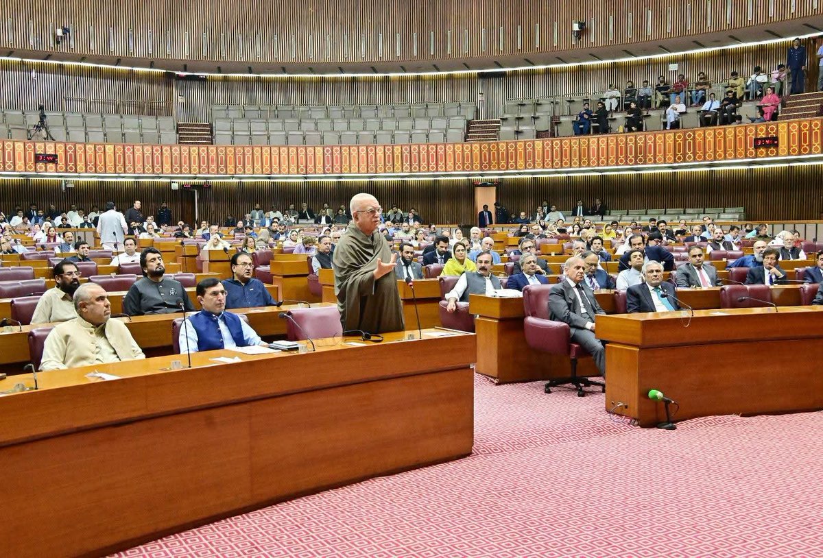 MKAchakzaiPKMAP's tweet photo. اپوزیشن لیڈر قومی اسمبلی، تحریک تحفظ آئين پاکستان کے سربراه، پشتونخوا ملی عوامی پارٹی کے چئيرمین محترم محمود خان اچکزئى کا قومی اسمبلی اجلاس سے خطاب 

اس موقع پر وزیر آعظم شہباز شریف اور چیرمین پیپلز پارٹی بلاول بھٹو زرداری نے ان سے ملاقات کی https://t.co/EOYeUW7uTN