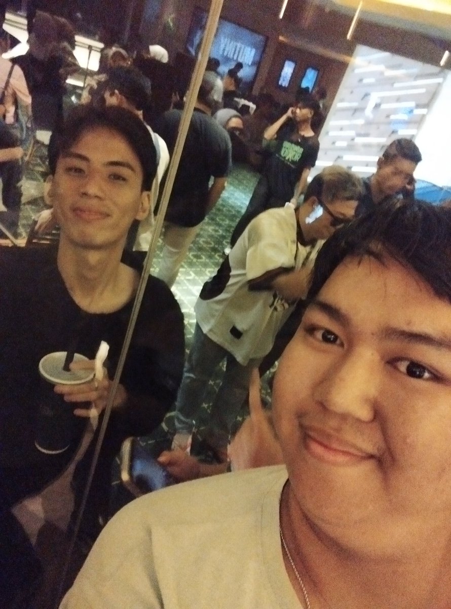 trixcy_18's tweet photo. @yukatheoglen Ko yuka, lu itu ramah nya gila. Bener bener mau bulak balik buat ngeladenin foto dari balik kaca. Respect banget buat elu ko😁😁 https://t.co/meweCTQMMH