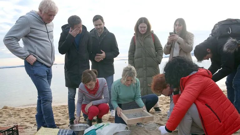 IsidoroM4's tweet photo. @Capitana_espana @LukasWitold No he visto a los de la Cruz roja ni a PACMA ni a los verdes recogiendo basura de las playas. https://t.co/QfCnptO58p