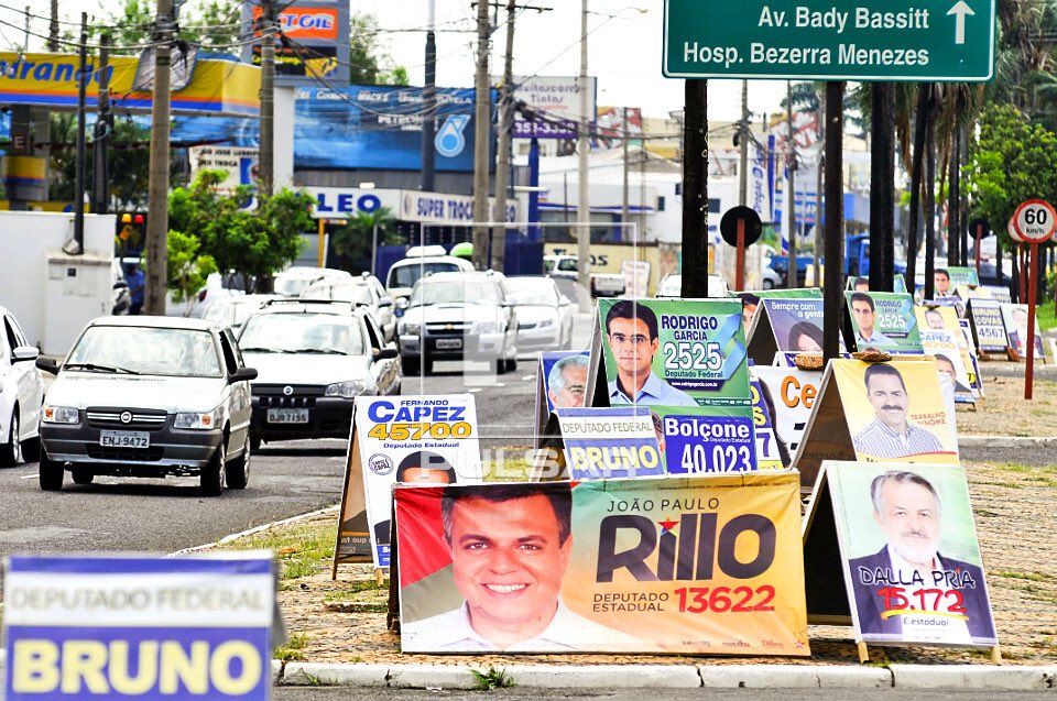 p4ssouoglock's tweet photo. “essas bandeirinhas de candidato só poluem o visual da cidade e atrapalham a rua”

ISSO PORQUE A NOVA GERAÇÃO NÃO PEGOU A ÉPOCA DO CAVALETE KKKKKKKKKKKKKKKKKKKKKKKK https://t.co/W9vFbkUmf6