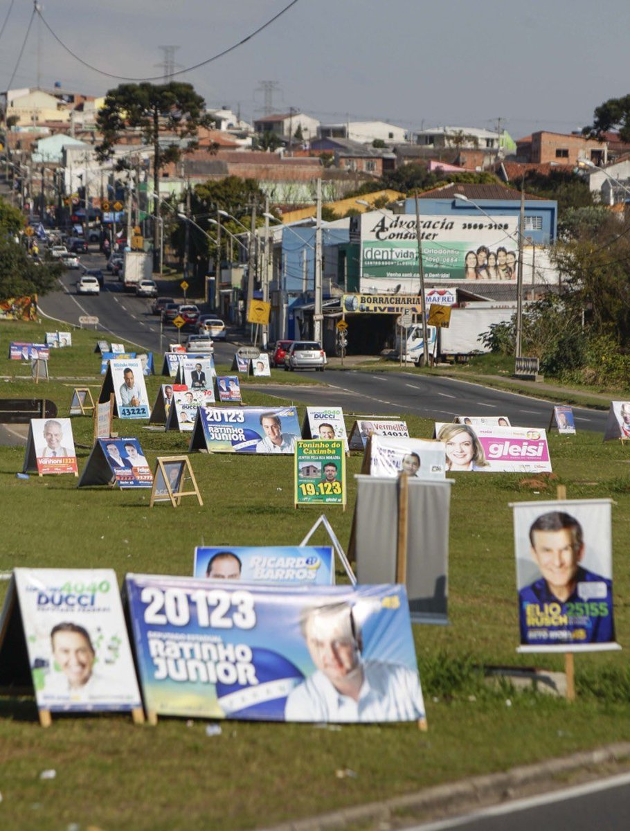 p4ssouoglock's tweet photo. “essas bandeirinhas de candidato só poluem o visual da cidade e atrapalham a rua”

ISSO PORQUE A NOVA GERAÇÃO NÃO PEGOU A ÉPOCA DO CAVALETE KKKKKKKKKKKKKKKKKKKKKKKK https://t.co/W9vFbkUmf6