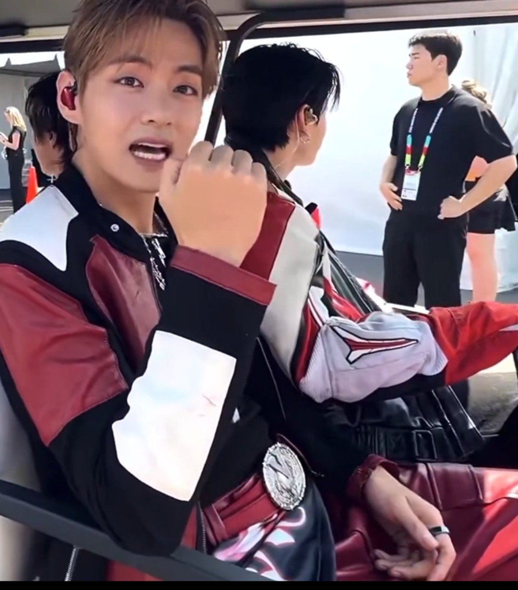 thvkoobaby's tweet photo. NOT JUNGKOOK LEANING COMPLETELY ON HIS MAN ❤️‍🩹 https://t.co/Is1xptpBrz