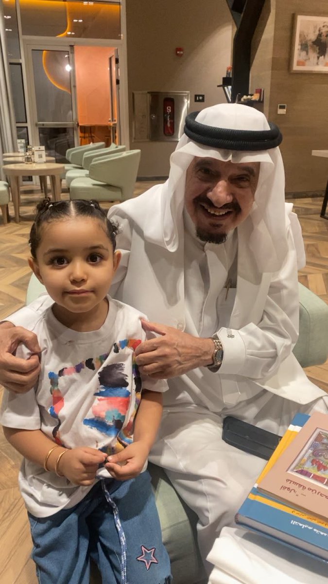 sahemaldajany's tweet photo. أستاذنا الأديب الكبير #حمد_القاضي 
@halkadi :
" هذه الطفلة  #شيخة_الشهراني مبدعة حقا وقد اطلعت على شيء من عملها وهي تستحق مني ومن غيري التشجيع و أنتم ب #أكاديمية_فنسفة_الثقافية أول من رعاها واحتضنتم موهبتها لتستمر بعطائها ورسوماتها  الجميلة 
 @phnsafa " ،  وأنا أقول : لا أعجب من هذا الفعل الإنساني الراقي ، فأستاذنا ابو بدر مهوى الرحمة والدعم والتشجيع  ، لكني أعجب من هذه اللفتة الإبداعية التي تقف خلفها #أكاديمية_فنسفة_الثقافية و مديرتها الدكتورة @yaganaty