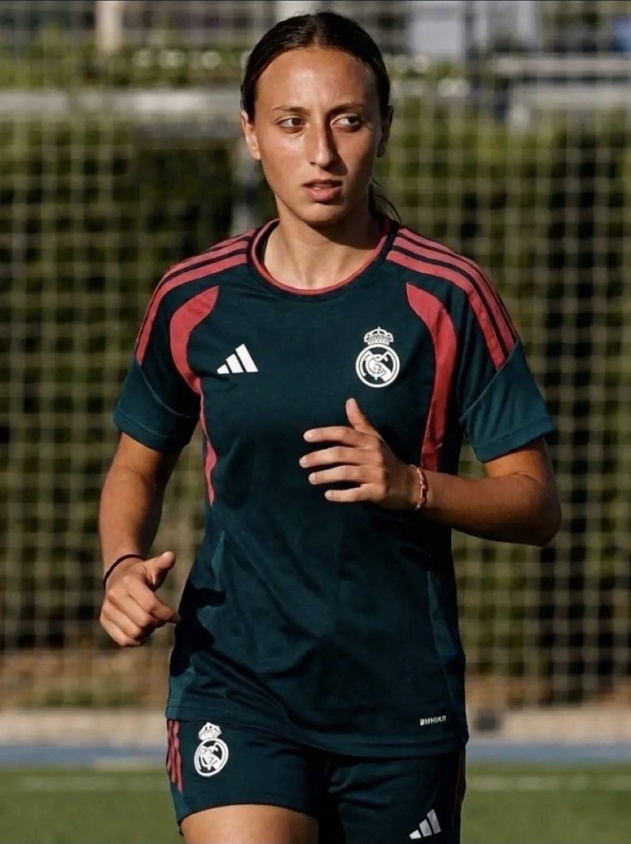 ColiflorRM's tweet photo. Hay herencias que no se pueden dejar en un testamento. 

Ema Modric quiere seguir los pasos de su padre en el Real Madrid. 

El dinero, el apellido y las propiedades difícilmente igualan todo aquello que tus hijos aprenden viéndote vivir.

No siempre te seguirán. Ni deberían hacerlo. 

Pero cuando te han visto ser feliz con la vida que elegiste, quizá no necesites explicarles demasiado.

Debe de ser hermoso mirar atrás y descubrir que tu hija ha elegido caminar por el mismo lugar en el que tú fuiste feliz.