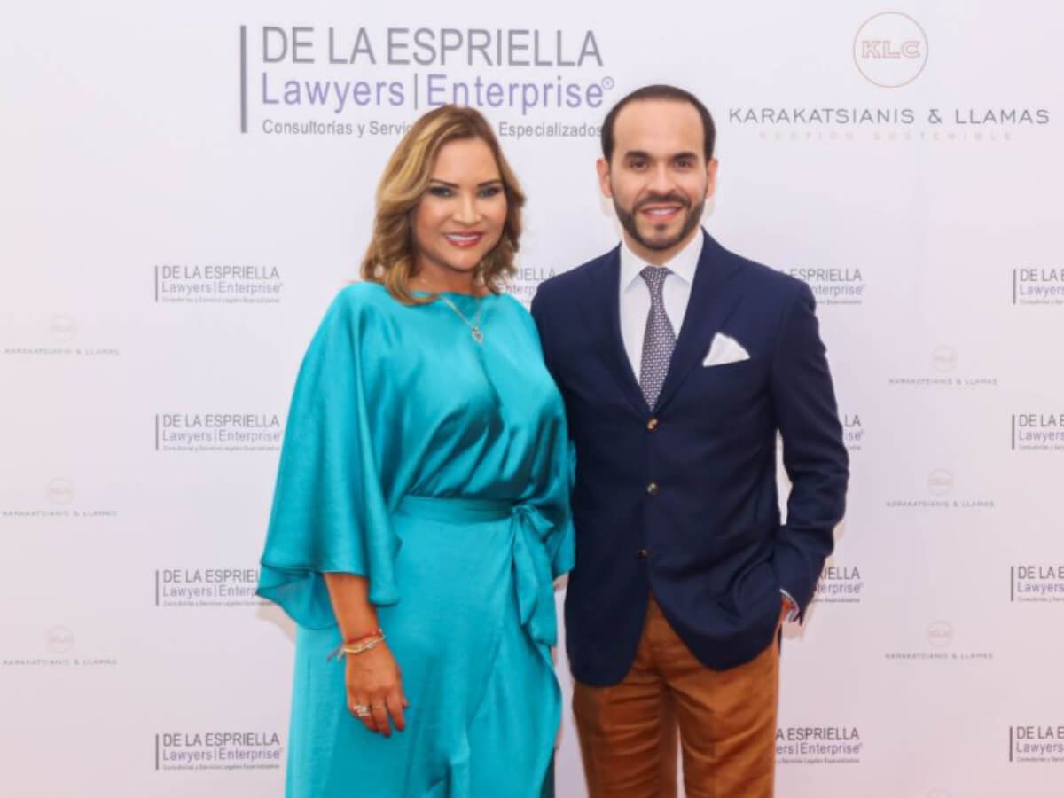 HFCardonaG's tweet photo. Cosas de Lupe:

¿Cómo así que Diana Bravo, la directora jurídica de una firma de abogados que representa a narcotraficantes va dirigir la entidad del Estado que administra los bienes que les incautaron?

Pasa de representar mafiosos a administrar sus bienes.

Que no se note el descaro.