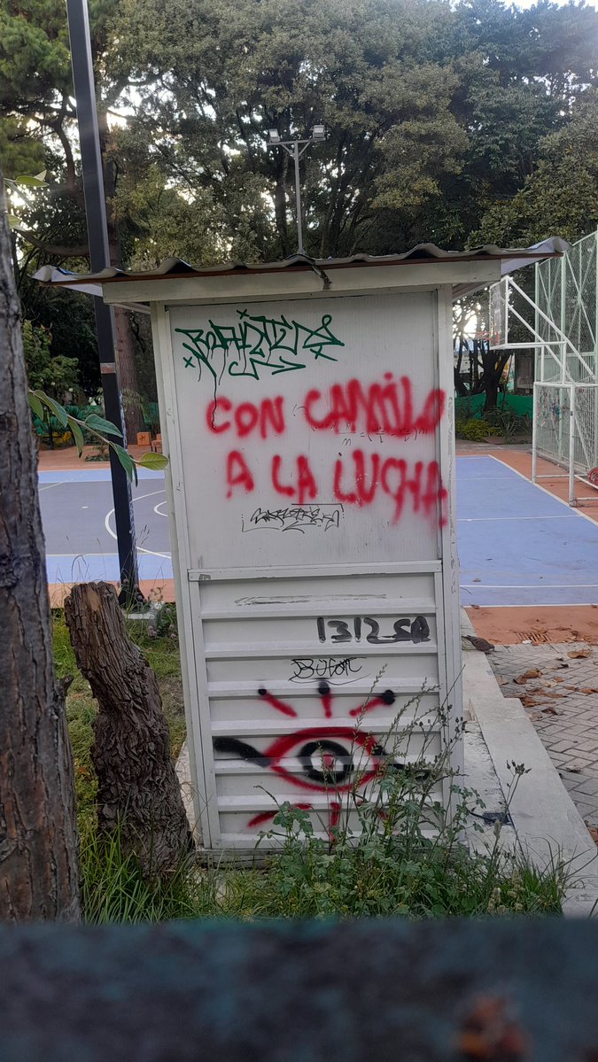 NoMasFecode's tweet photo. Mientras la Universidad Pedagógica Nacional hace abierta apología a un Guerrillero terrorista del #ELN, este grupo narco terrorista azota las comunidades y escuelas del país, sembrando terror. ¿No que muy amigos pues? https://t.co/bHLhL6TOaY