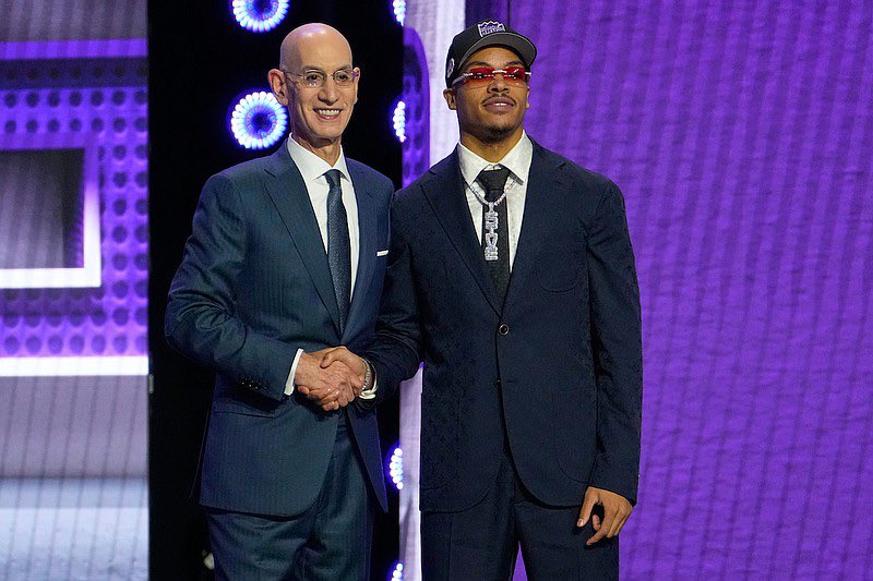 KingsShowYoo's tweet photo. 🚨 The Sacramento Kings WILL win more than 21 games if: 👇🏽

• Keegan stays healthy and remembers he’s 6’8” with the silkiest 3pt shot I ever seen

• Acuff is exactly who we think he is

• Sharpe becomes what we thought Devin Carter would be — but with a functioning hairline

• Sabonis returns to his regularly scheduled triple-doubles

• LaVine stays healthy and continues to remain a BUCKET

• Maxime and his Baguette stretch the floor while the Big Frenchie keeps dawgin

• Dylan Cardwell annoys all 29 NBA teams and somehow makes us love him even more

• Monk returns to 6MOY demon mode

• Hunter’s eye heals and he forms the Murray-Hunter Department of Defense with Keegan

• Karaban brings that UConn winner DNA and starts raining 3s

• Clifford the Big Red Dawg realizes he’s actually really damn good at basketball

• Achiuwa, our precious, and the biggest sleeper this season has a blowup season

• PLOWDEN FOR 3!!!

Kings 22-60. Hang the banner. 🟣👑