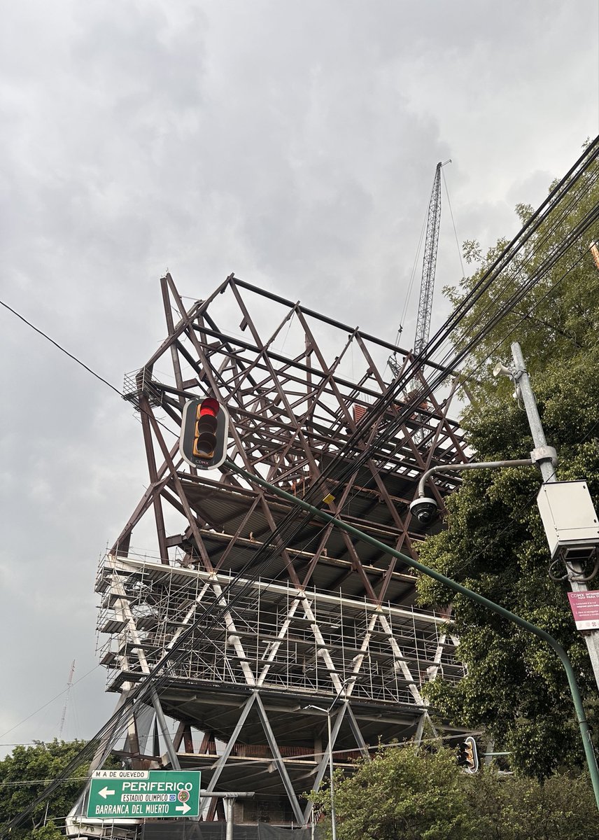 Tere_RC74's tweet photo. El edificio está abandonado ya desde hace mucho, pero la grúa de pluma que se quedó hasta arriba es un riesgo para la gente que transita por ahí, se puede hacer algo? @AlcaldiaAO @LopezCasarinJ @CNPC_MX 
Insurgentes sur esquina calle Cracovia , san ángel https://t.co/hEKGjdxAbF