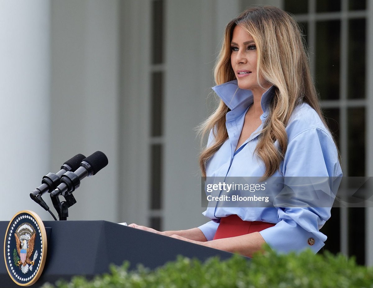 MELANIAJTRUMP's tweet photo. The cuff links!!! They appear to be the Presidential Seal, how ICONIC 🤩
#FashionoftheFirstLady https://t.co/5HFMH0ovqC