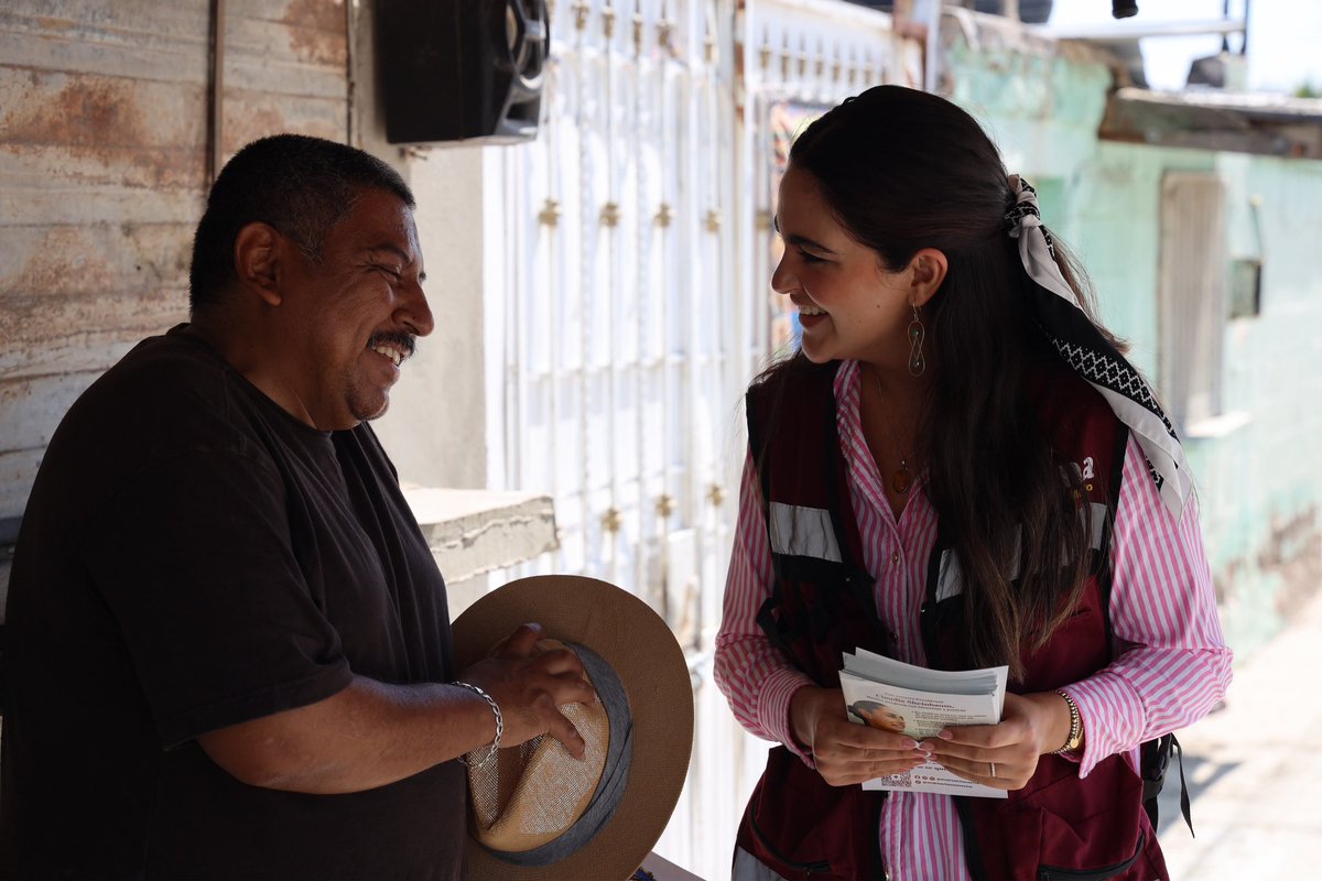 AndreaChavezTre's tweet photo. En la colonia División del Norte seguimos haciendo política como mejor sabemos: a ras de suelo, casa por casa y junto al pueblo.

Cada puerta que se abre es una oportunidad para escuchar, compartir lo que está haciendo nuestra Presidenta Claudia Sheinbaum y seguir organizando la Transformación que queremos para Chihuahua.

Somos mayoría las y los que estamos convencidos de lo que lograremos para nuestro estado.

¡Somos mayoría y somos alegría!
